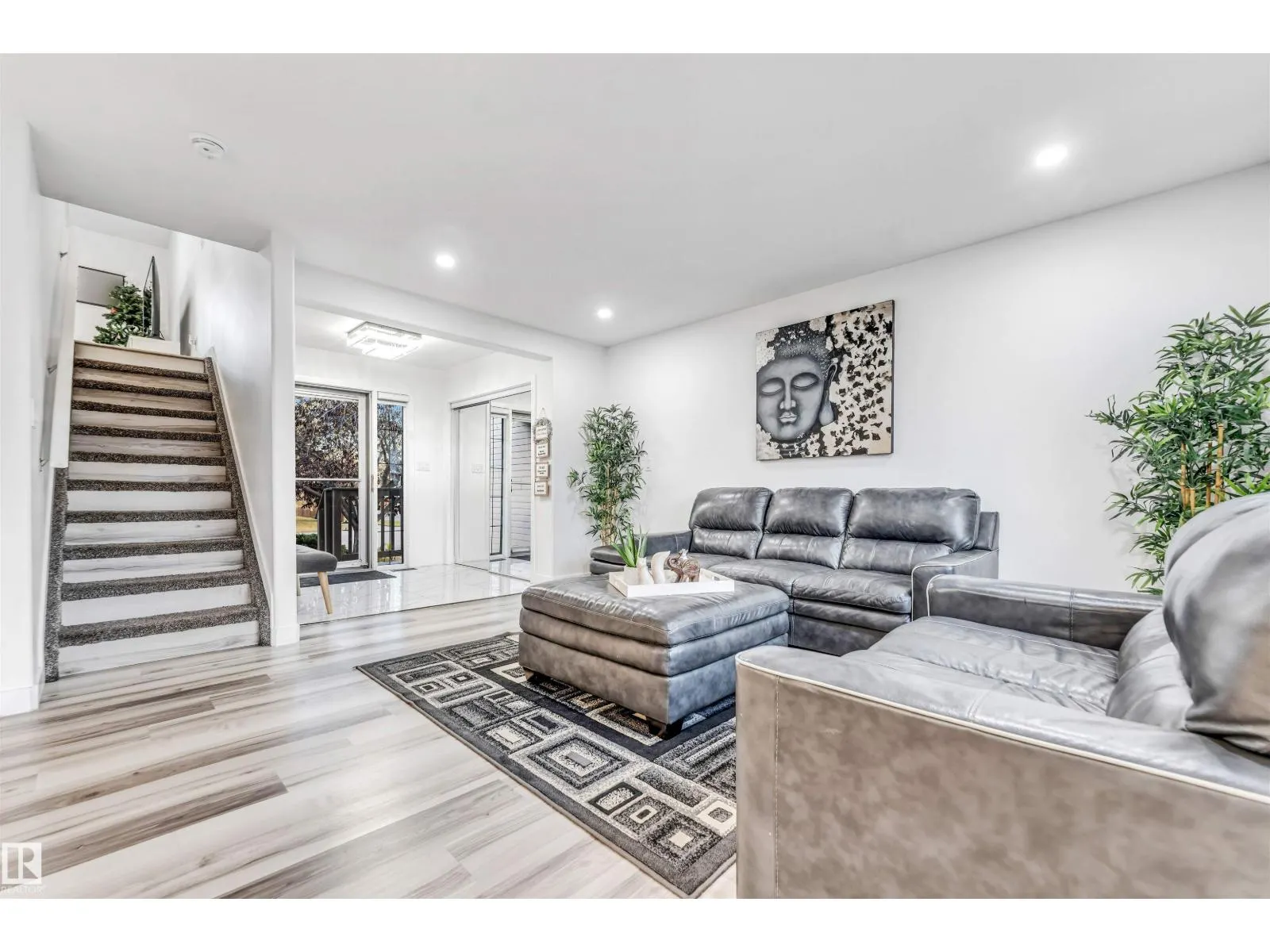 1828 36 AV NW