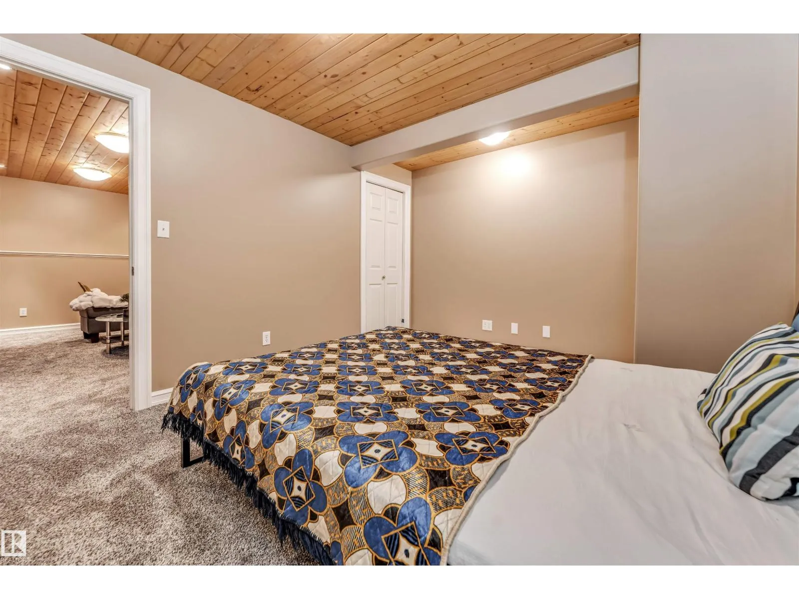 1828 36 AV NW