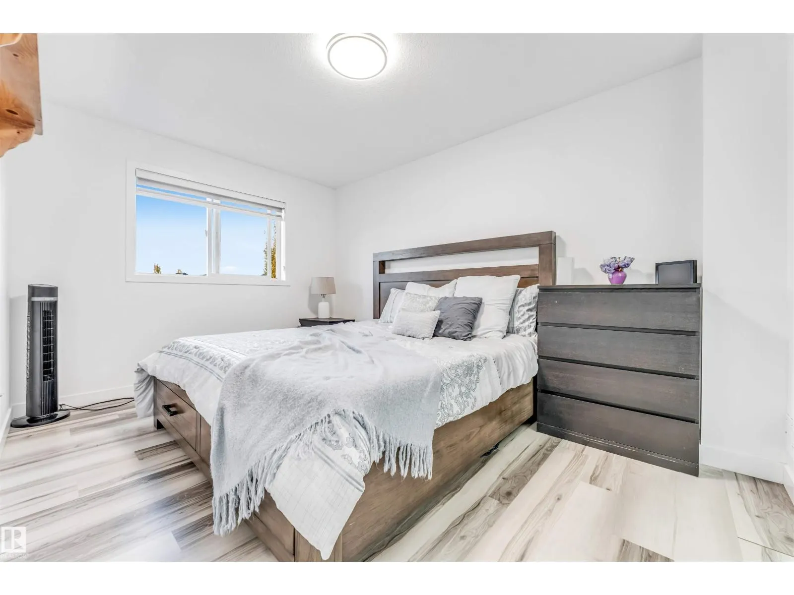 1828 36 AV NW