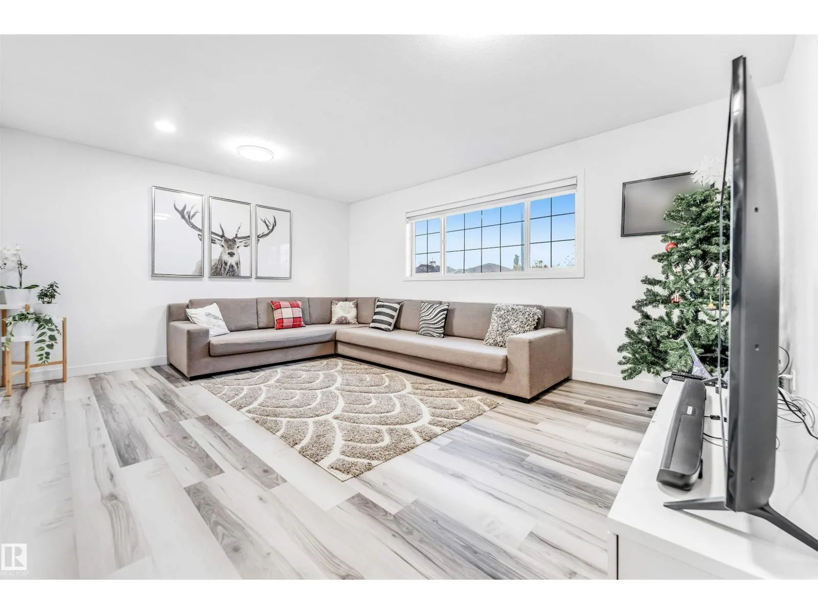 1828 36 AV NW