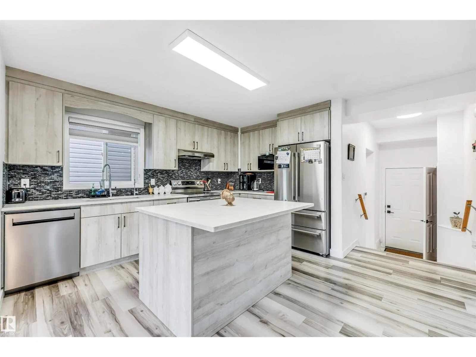 1828 36 AV NW