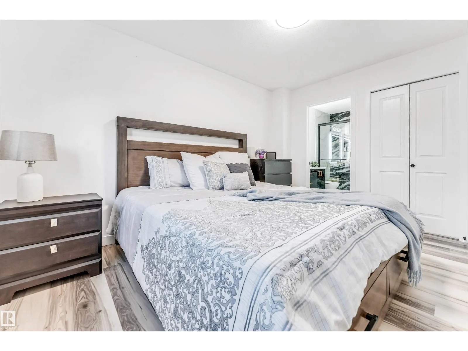 1828 36 AV NW