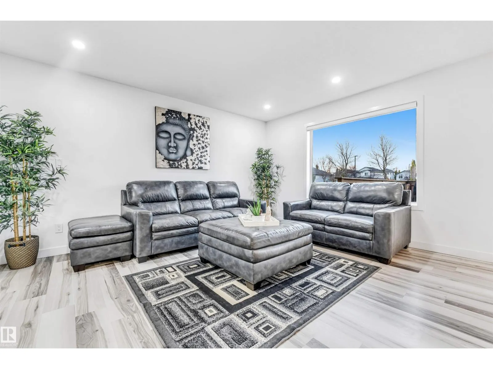 1828 36 AV NW