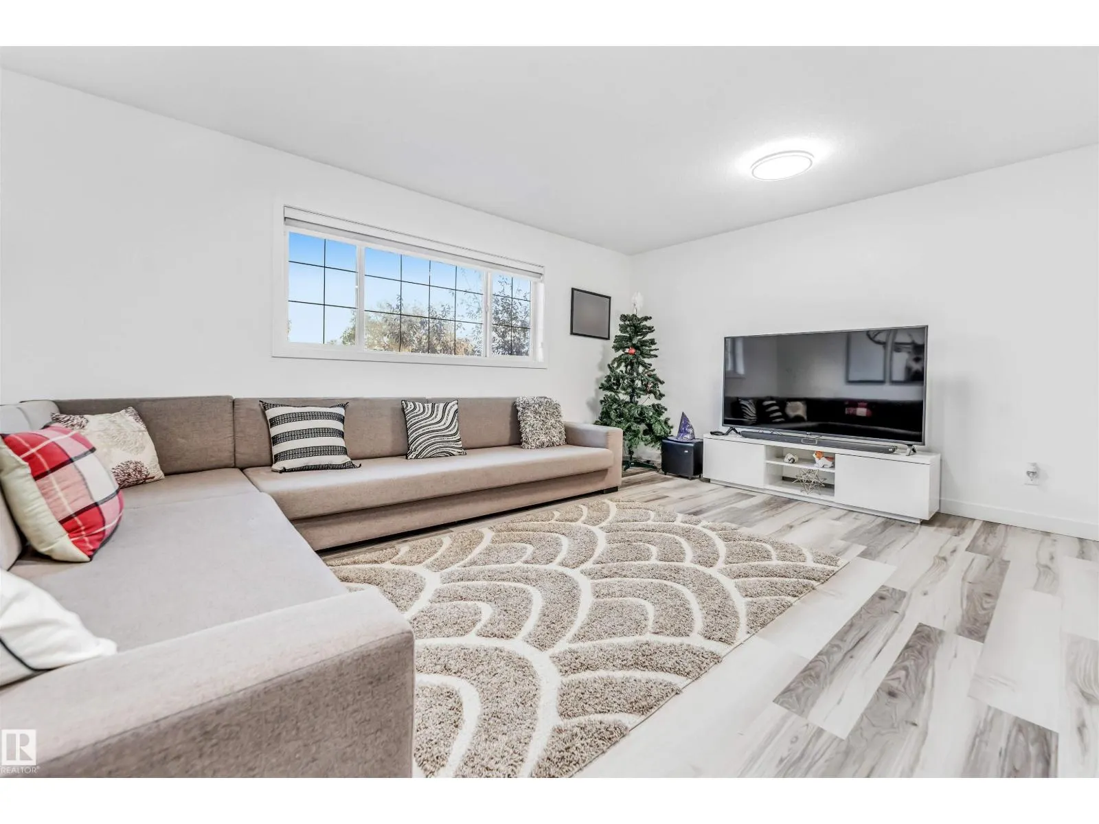1828 36 AV NW