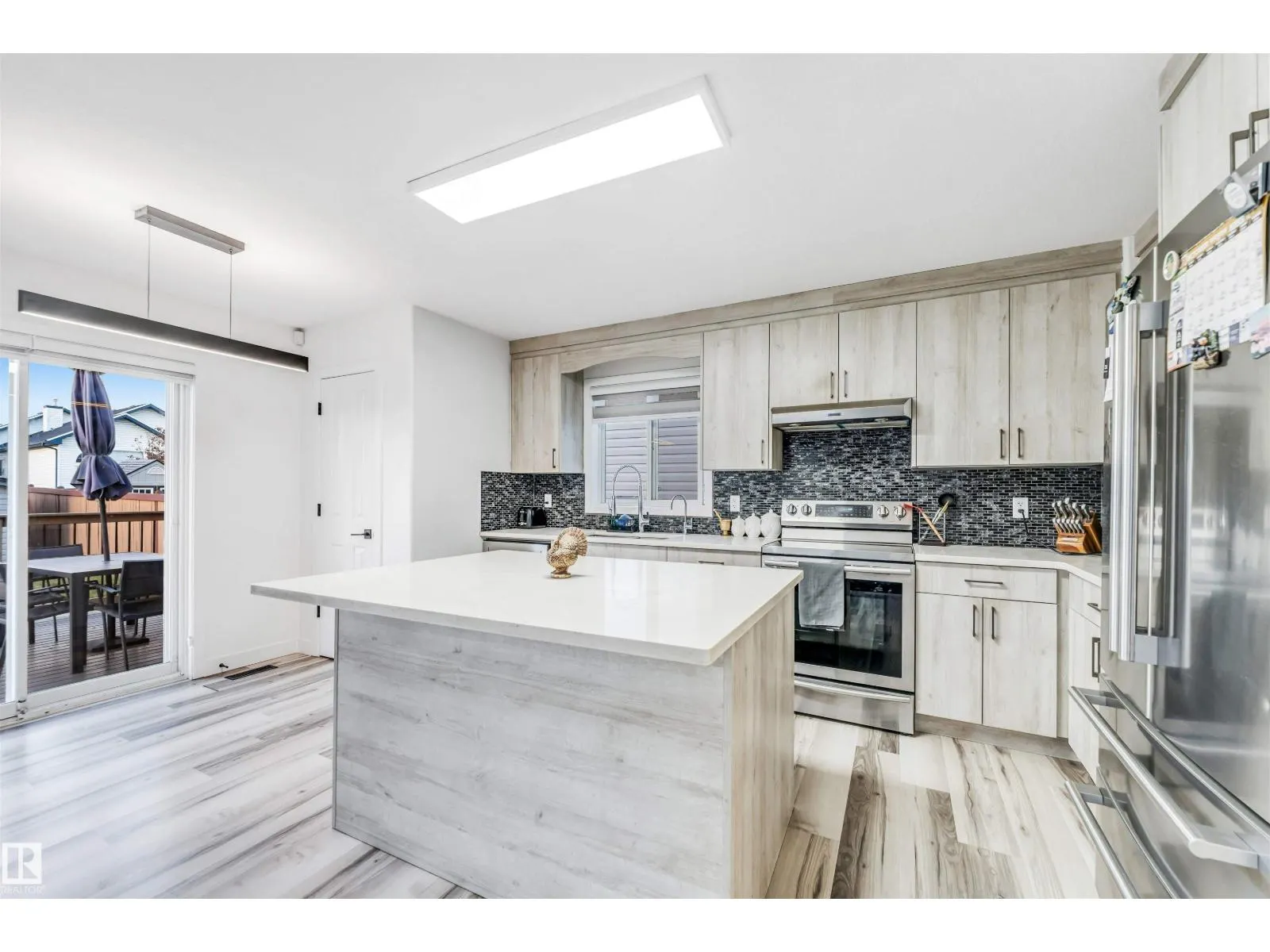 1828 36 AV NW