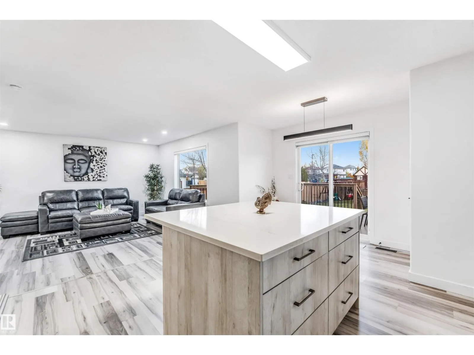 1828 36 AV NW