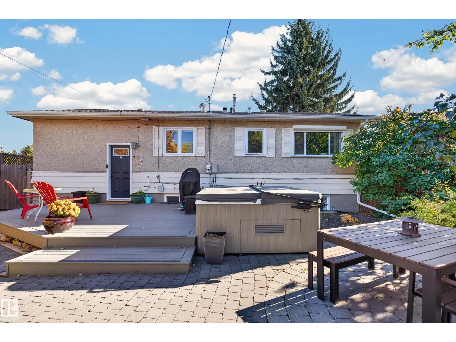 7704 102 AV NW NW