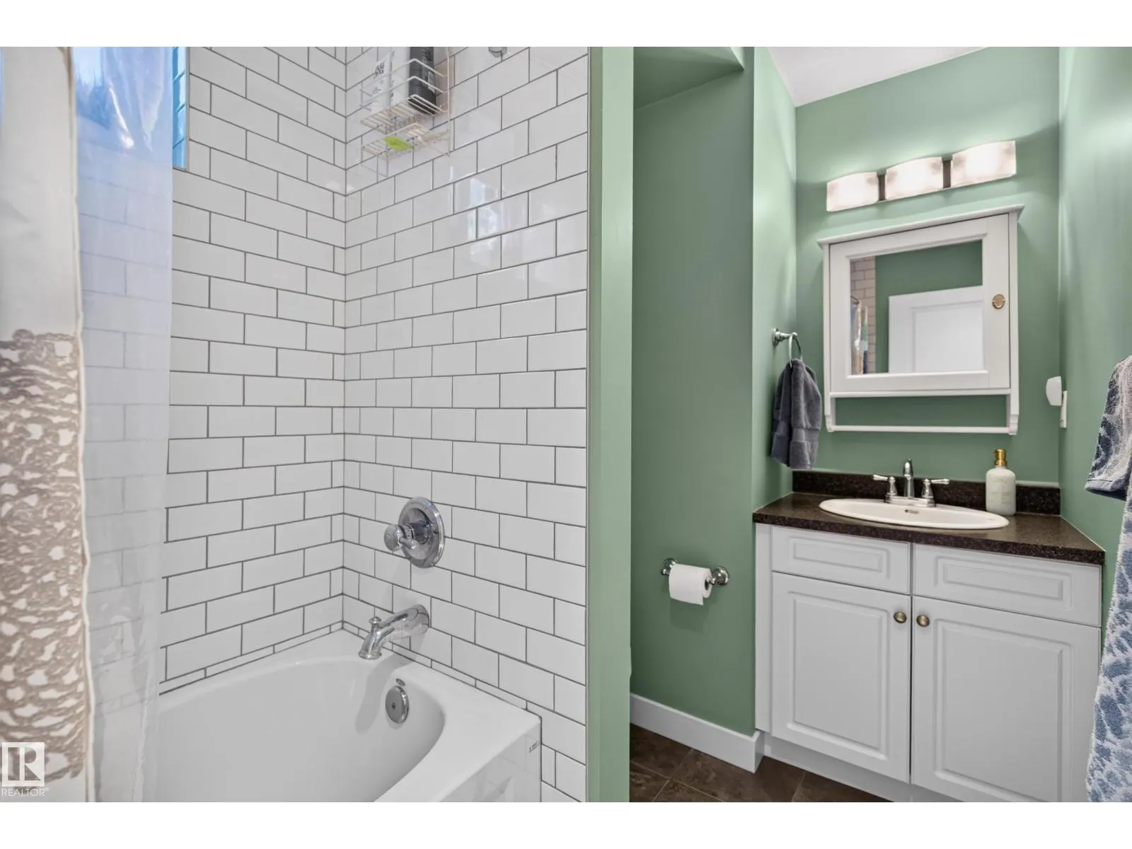 7704 102 AV NW NW