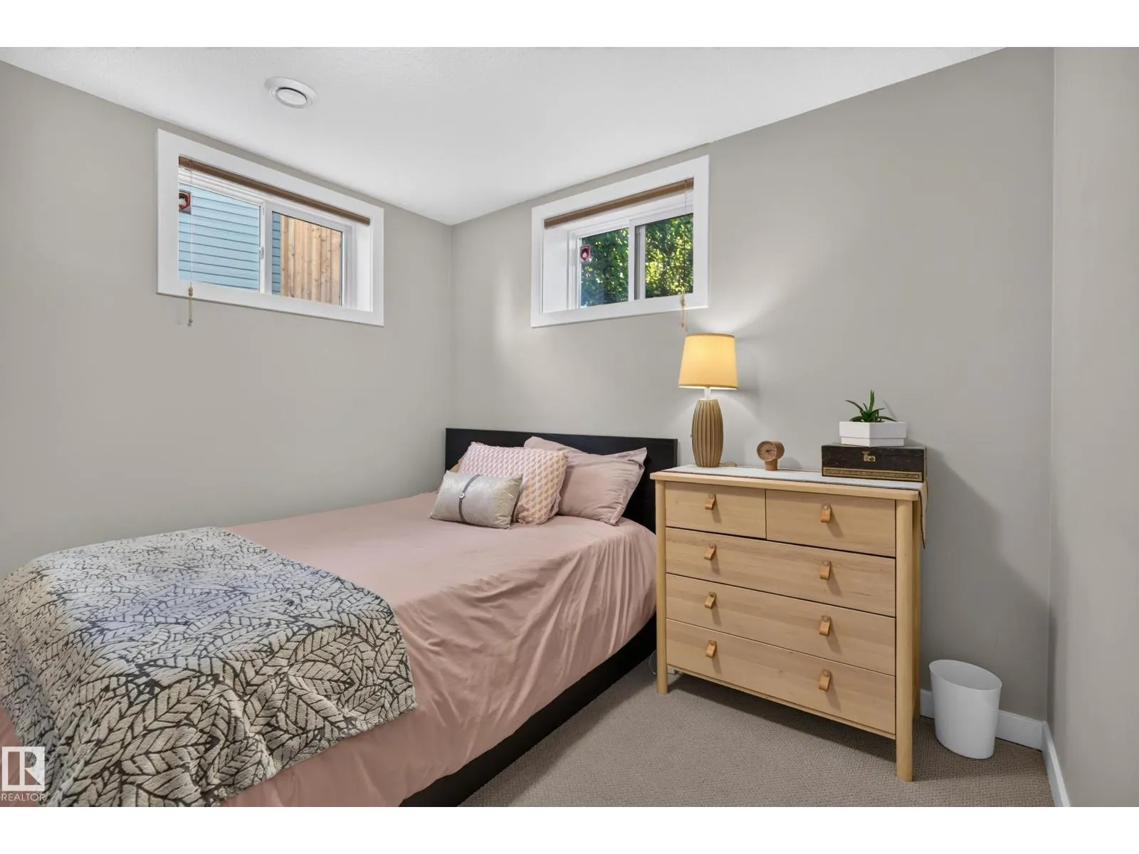 7704 102 AV NW NW