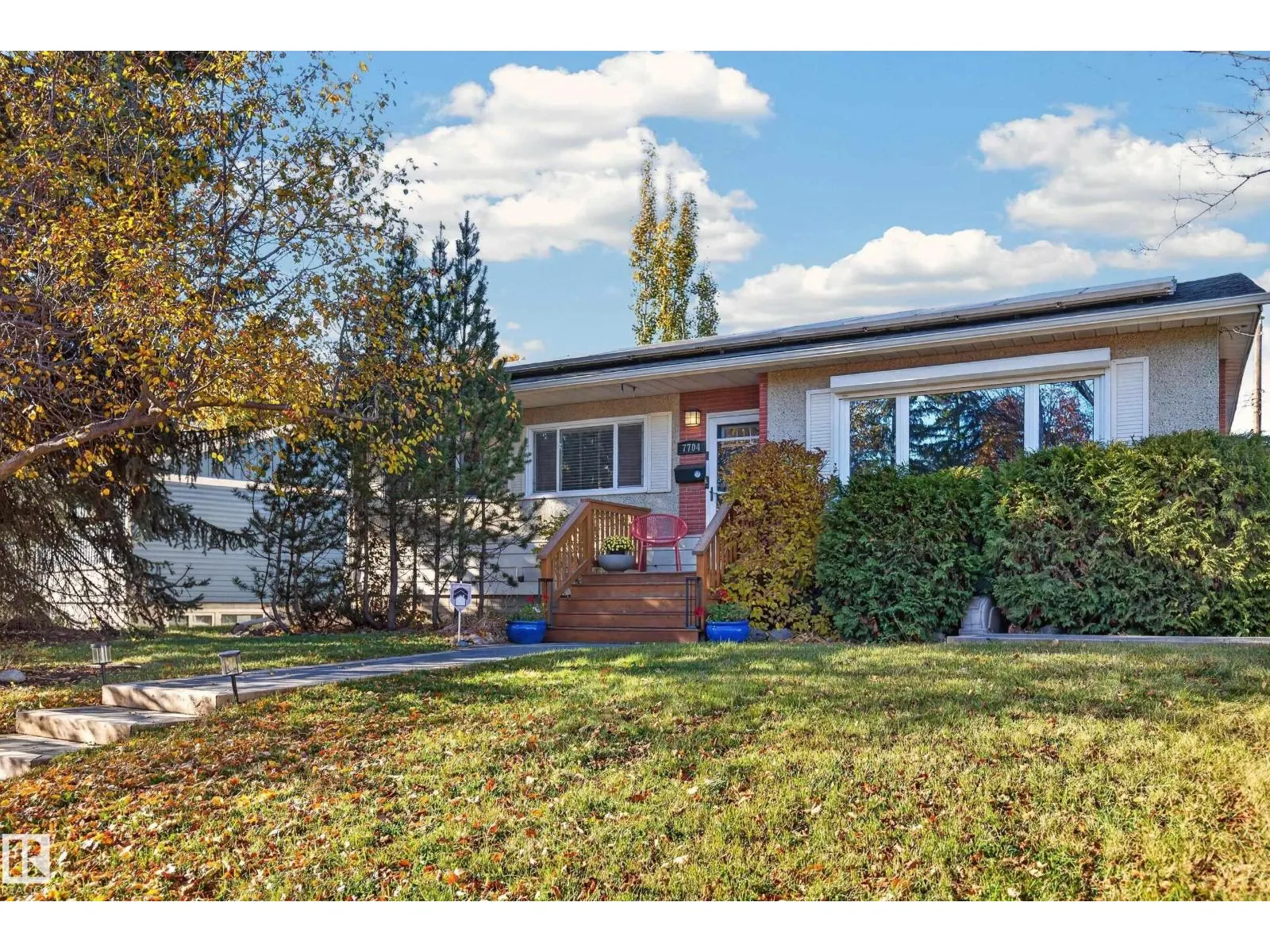 7704 102 AV NW NW