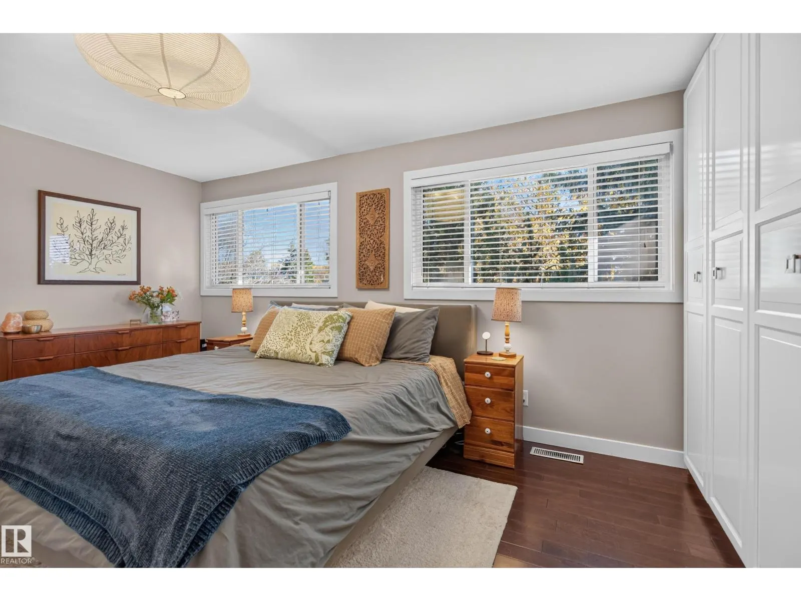 7704 102 AV NW NW