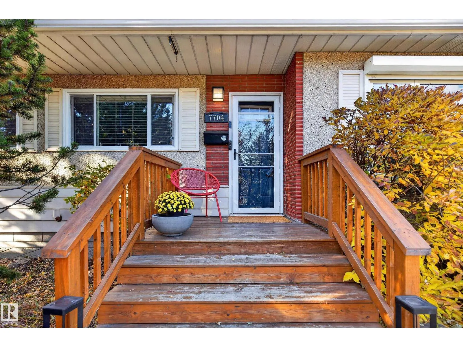 7704 102 AV NW NW