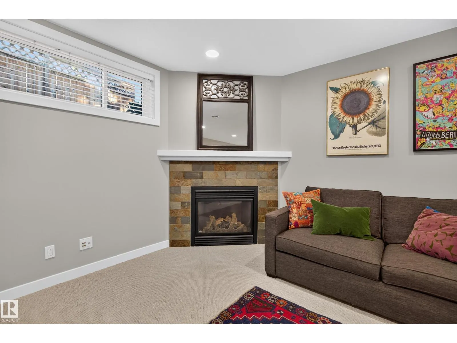 7704 102 AV NW NW