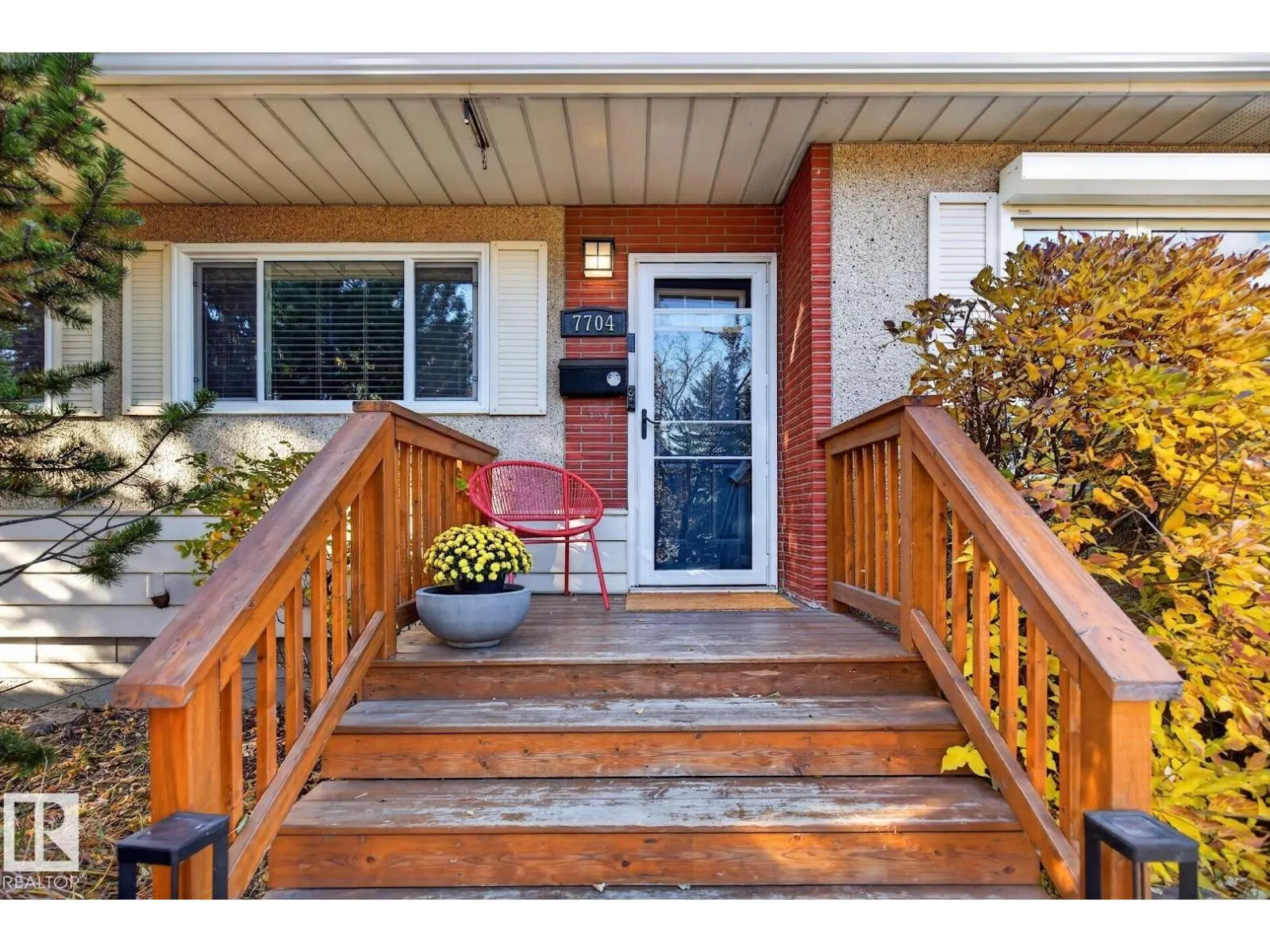 7704 102 AV NW NW