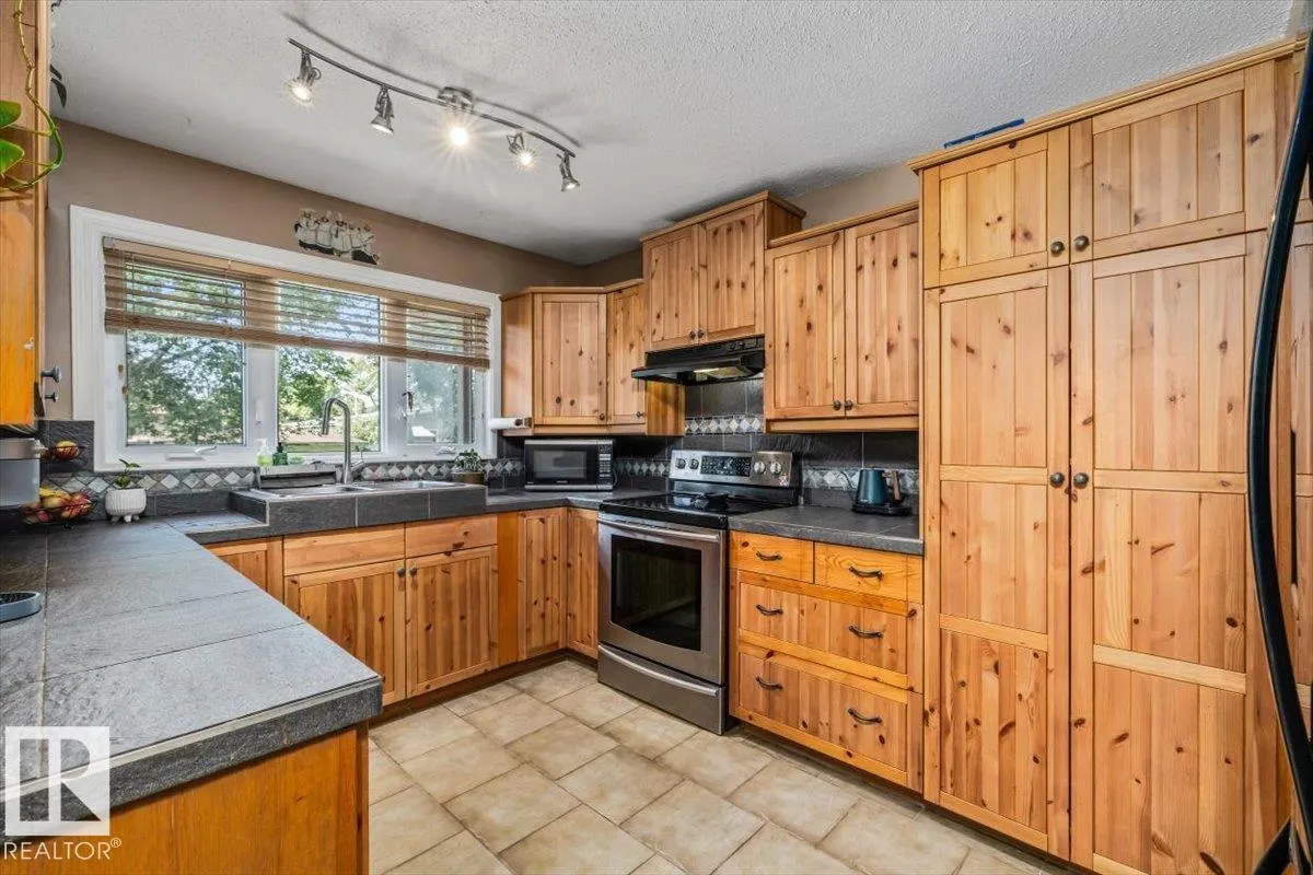 9212 93 ST