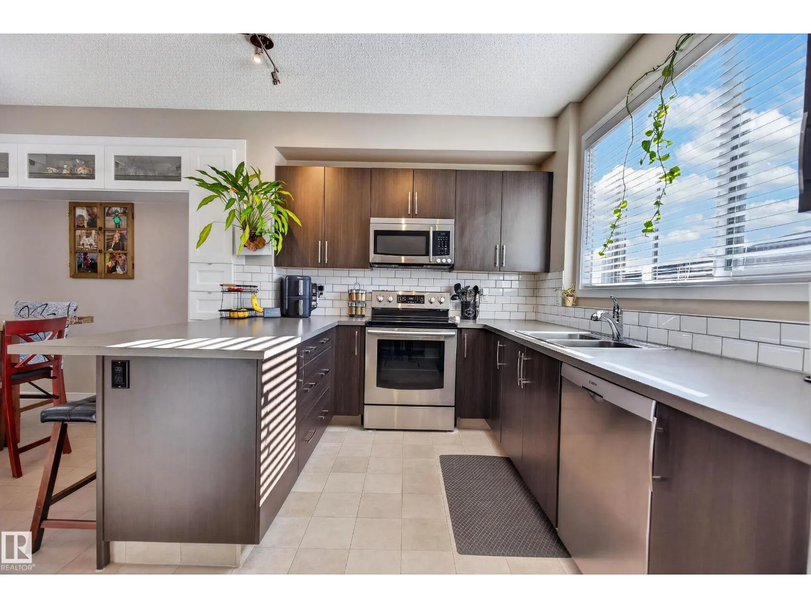 360 CHARLESWORTH DR SW