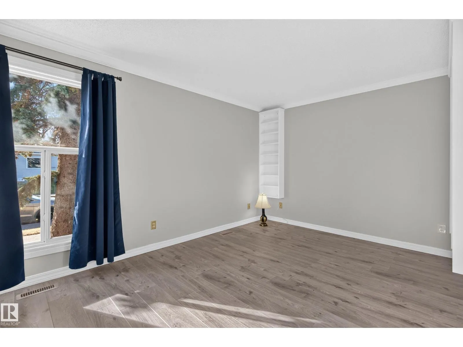 2332 151 AV NW
