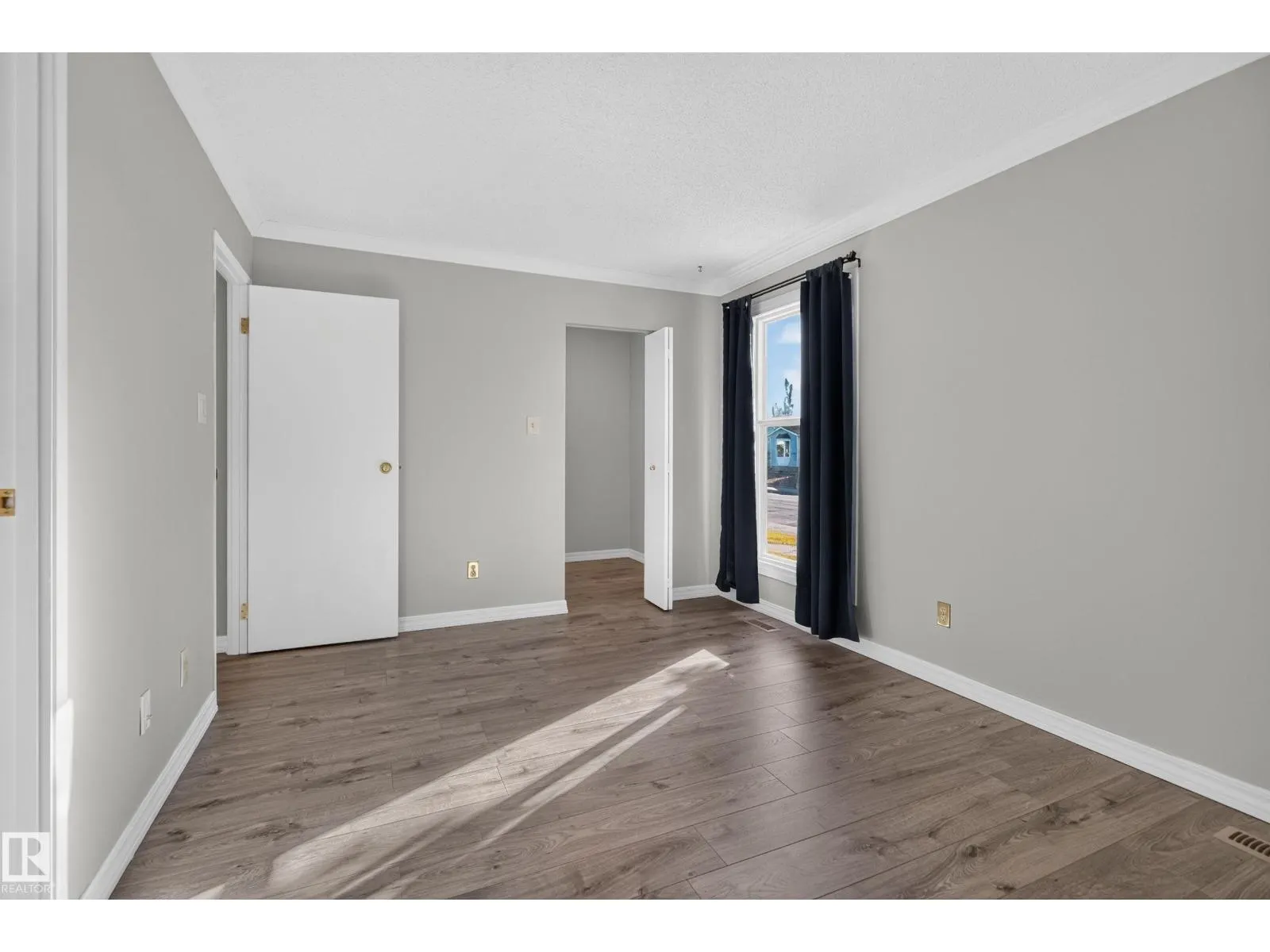 2332 151 AV NW