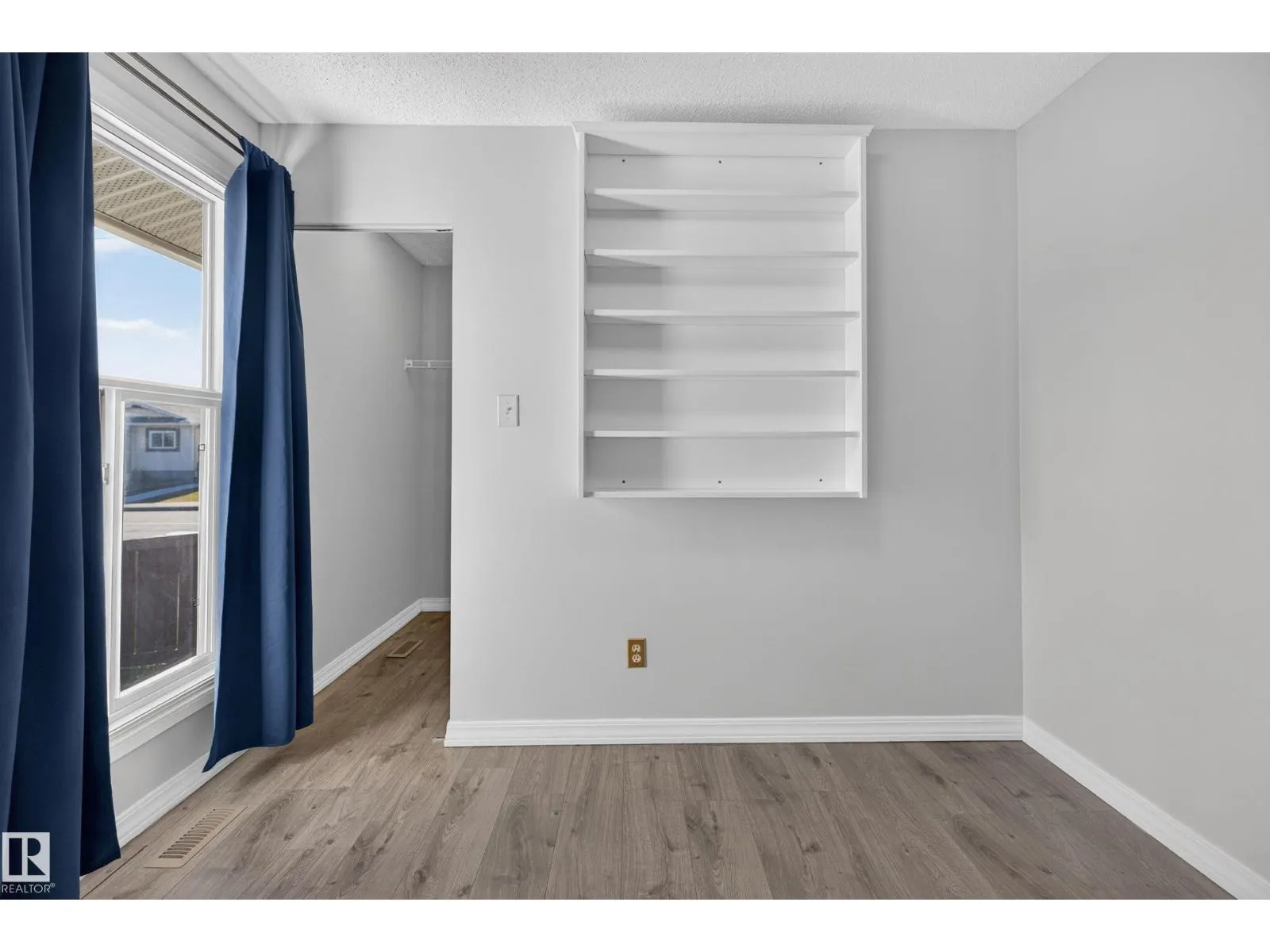 2332 151 AV NW