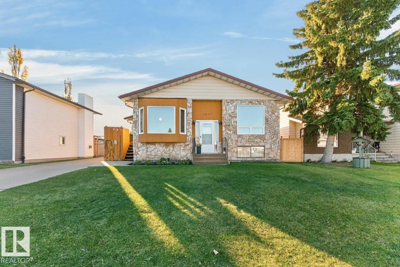 3047 143 AV NW