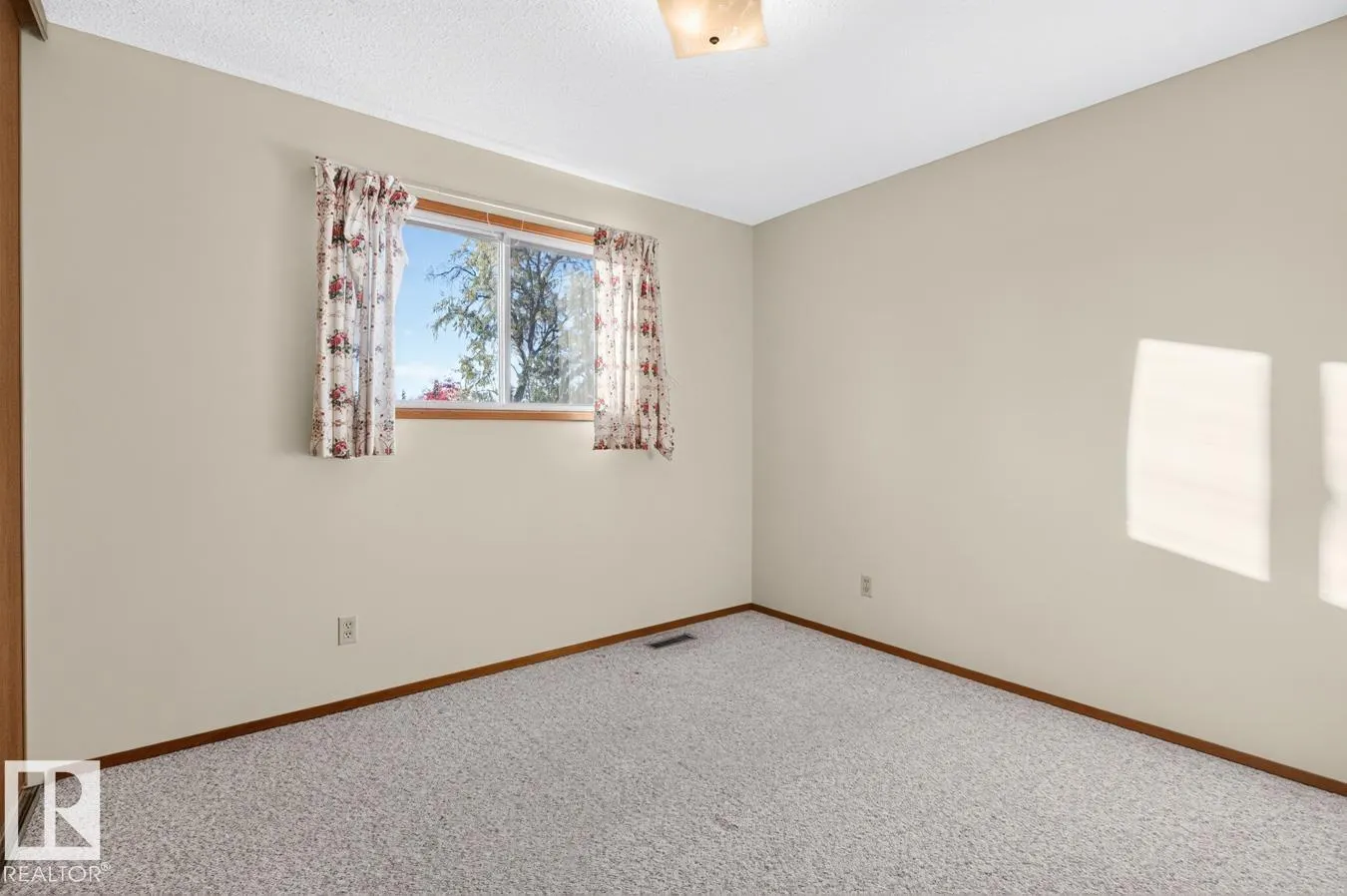 3047 143 AV NW