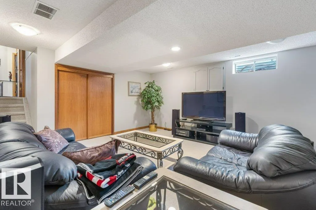 21 LORNE CR
