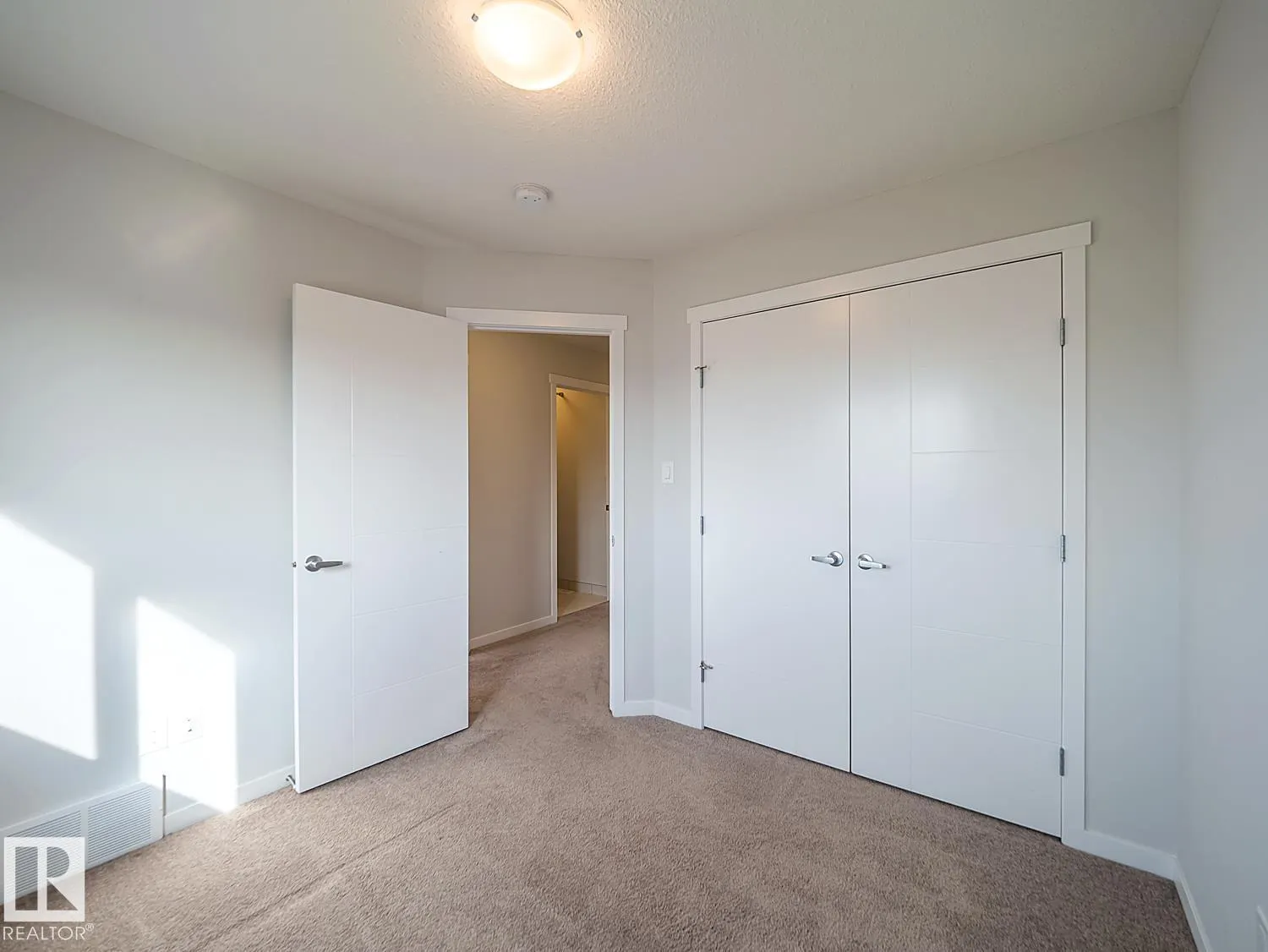 2211 16 AV NW