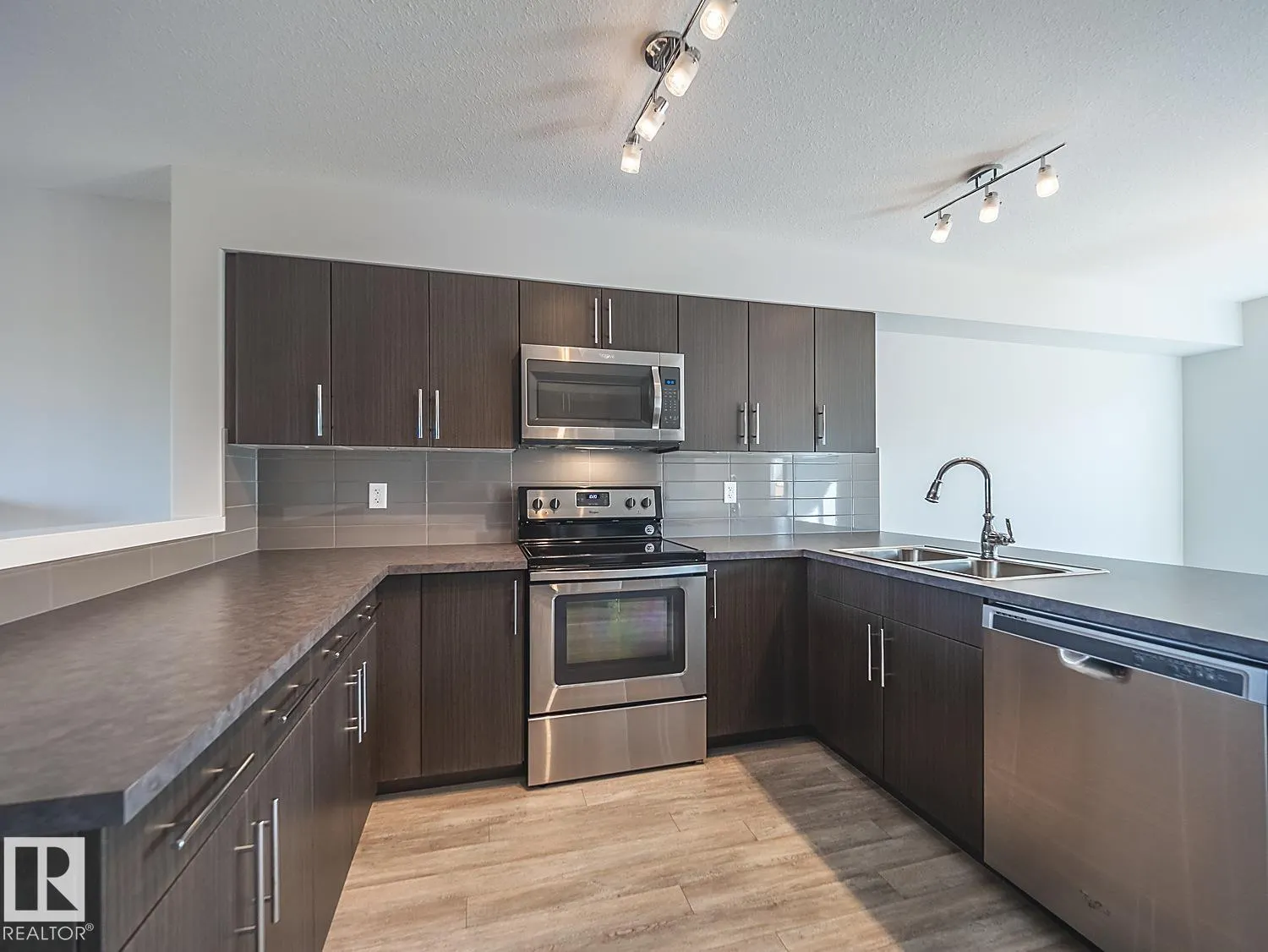 2211 16 AV NW