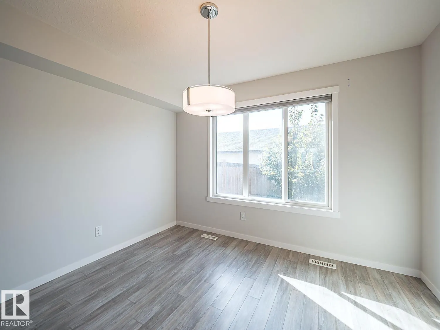 2211 16 AV NW