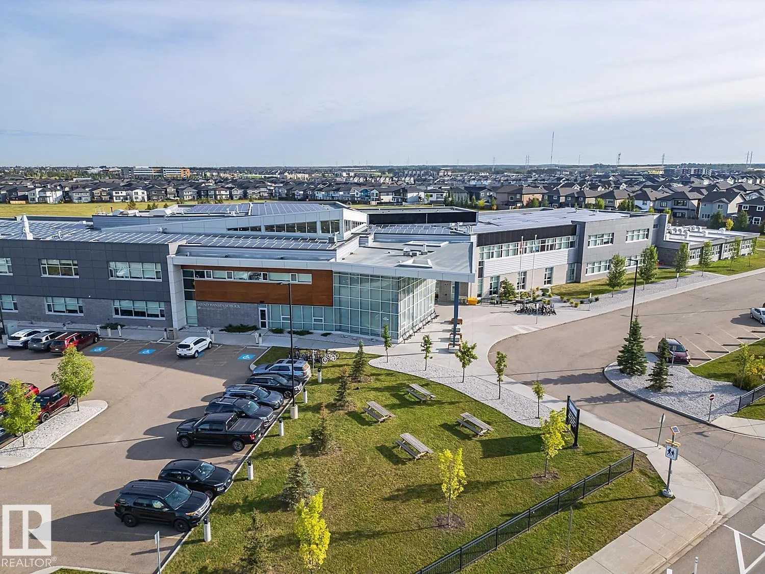 2211 16 AV NW