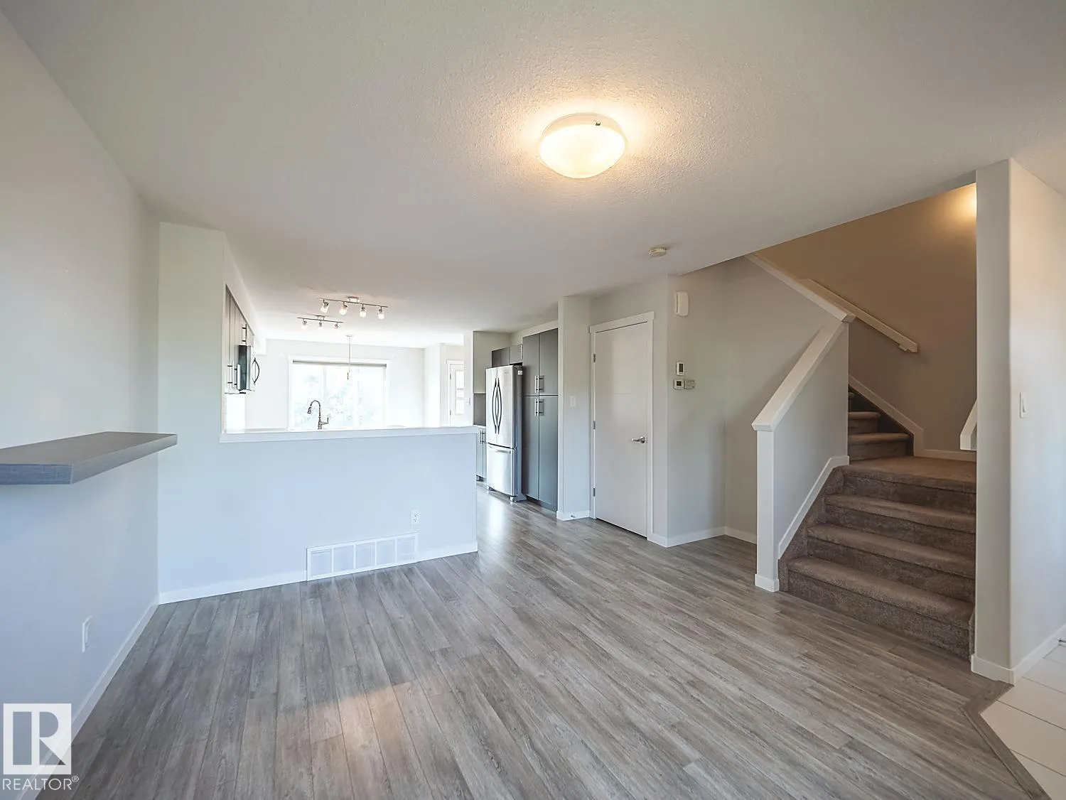 2211 16 AV NW