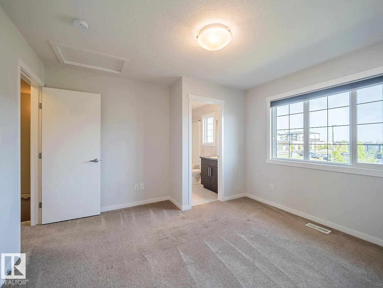 2211 16 AV NW