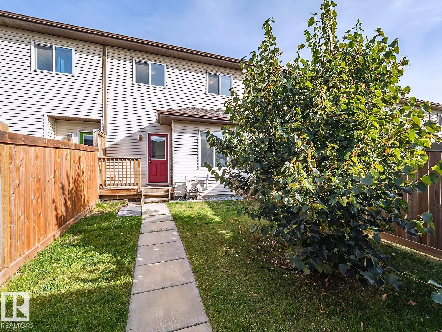 2211 16 AV NW