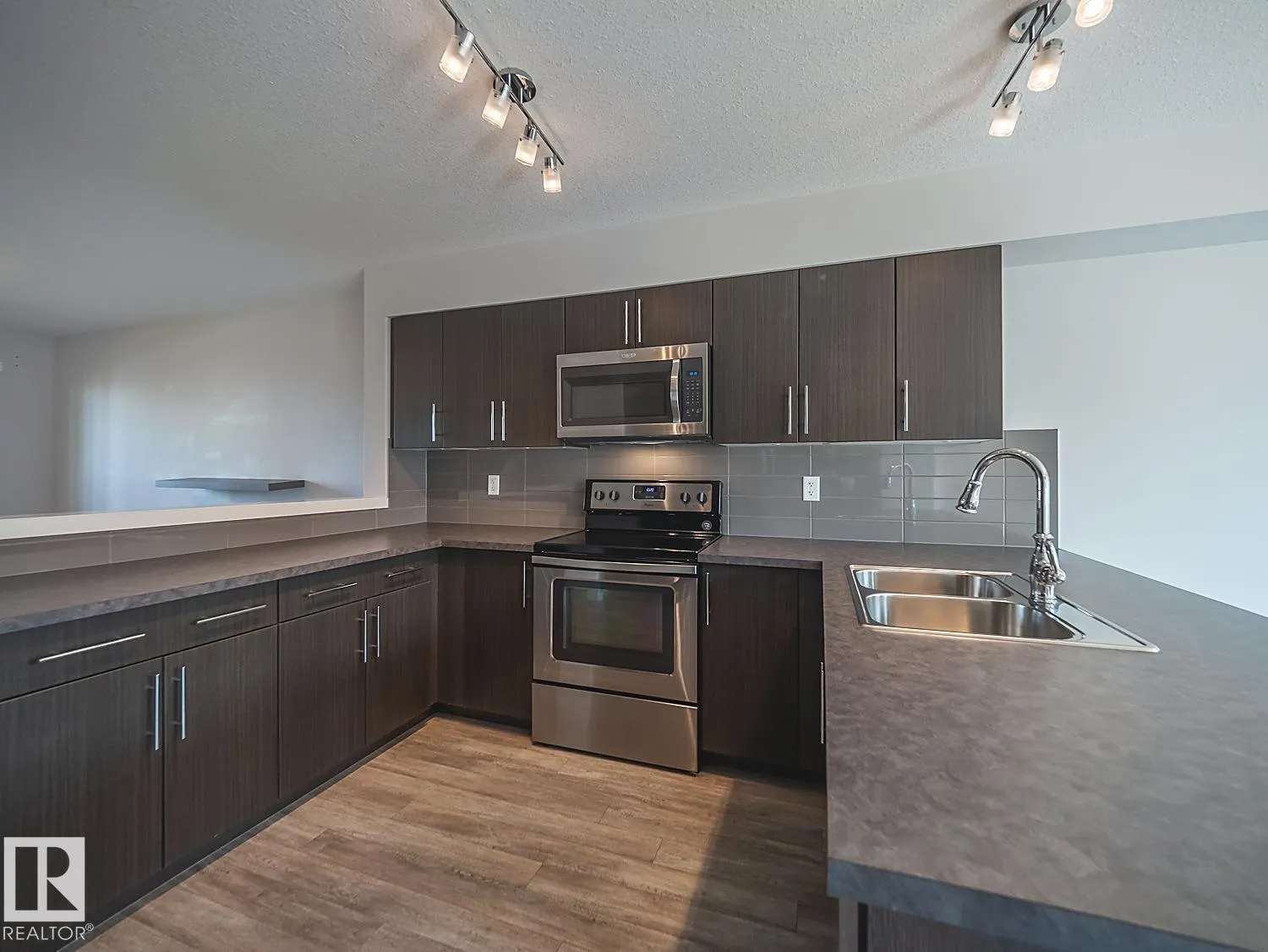 2211 16 AV NW