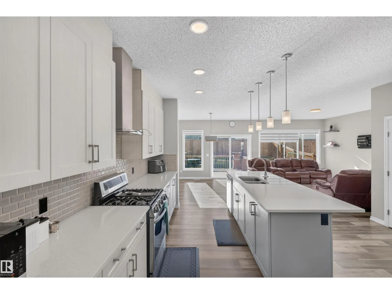 435 41 AV NW