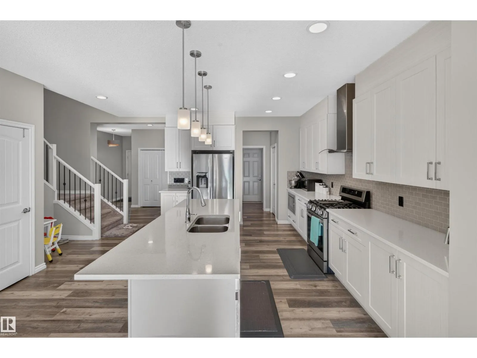 435 41 AV NW