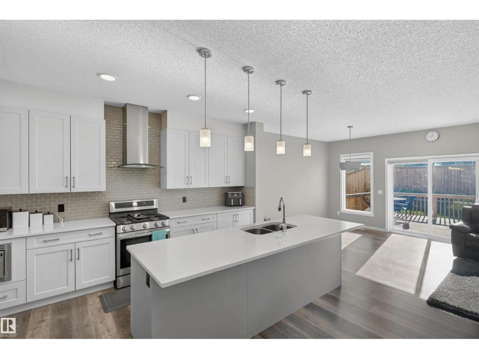 435 41 AV NW