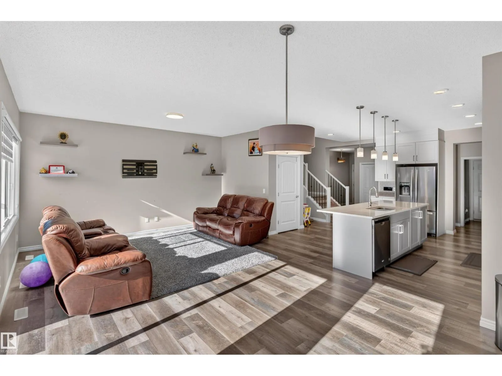 435 41 AV NW