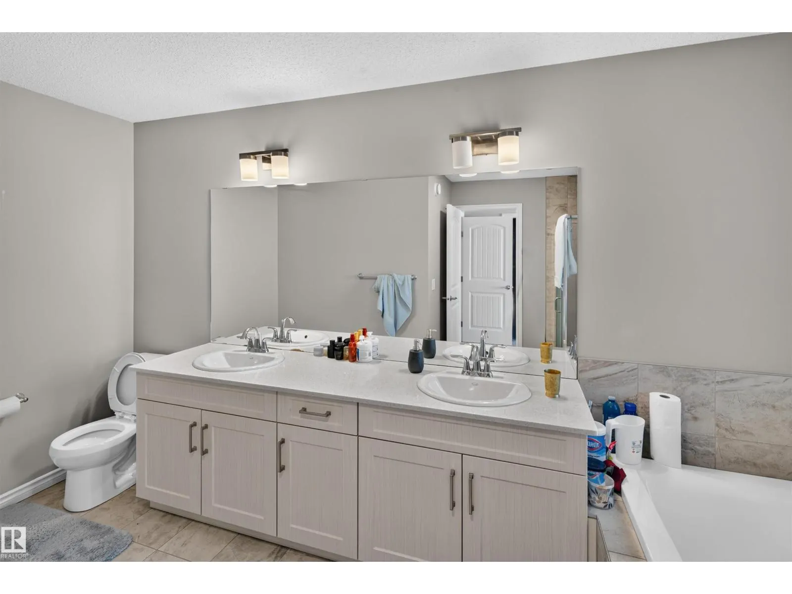 435 41 AV NW
