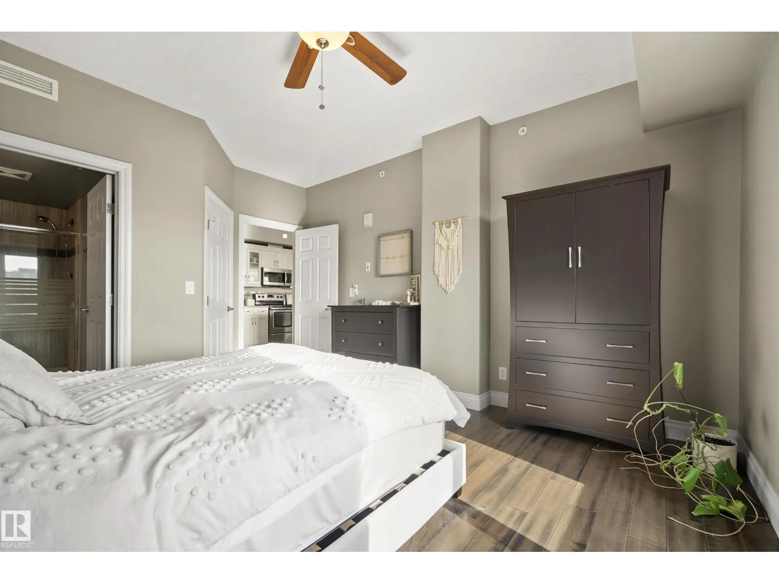 #1006 10303 111 ST NW