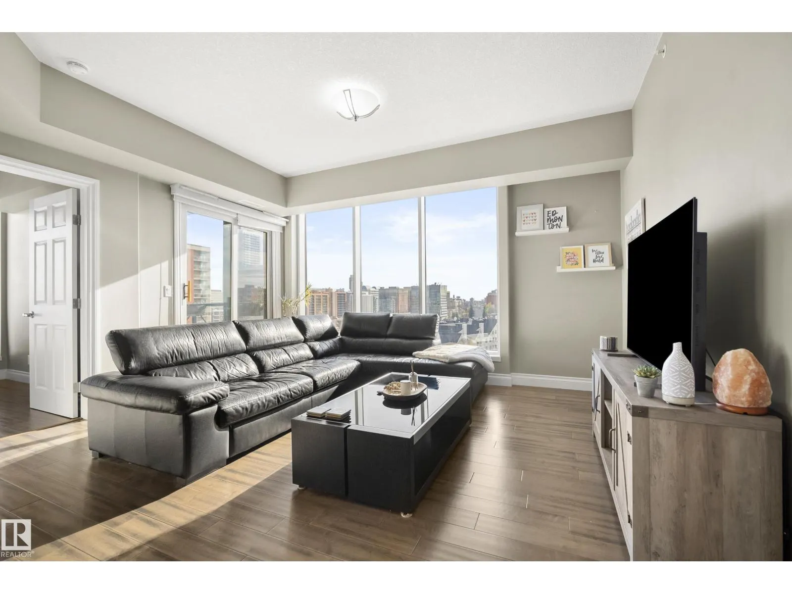 #1006 10303 111 ST NW