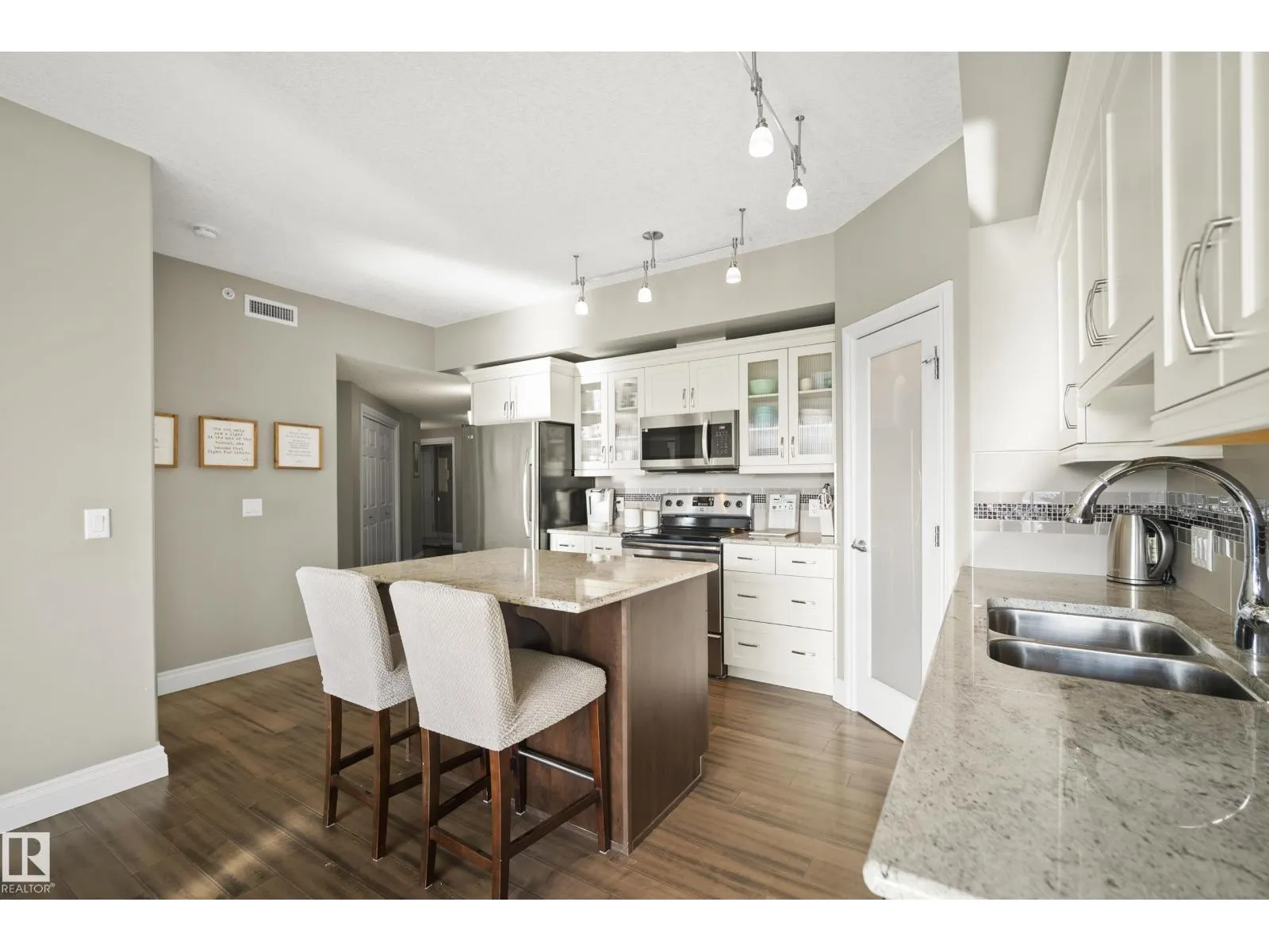 #1006 10303 111 ST NW