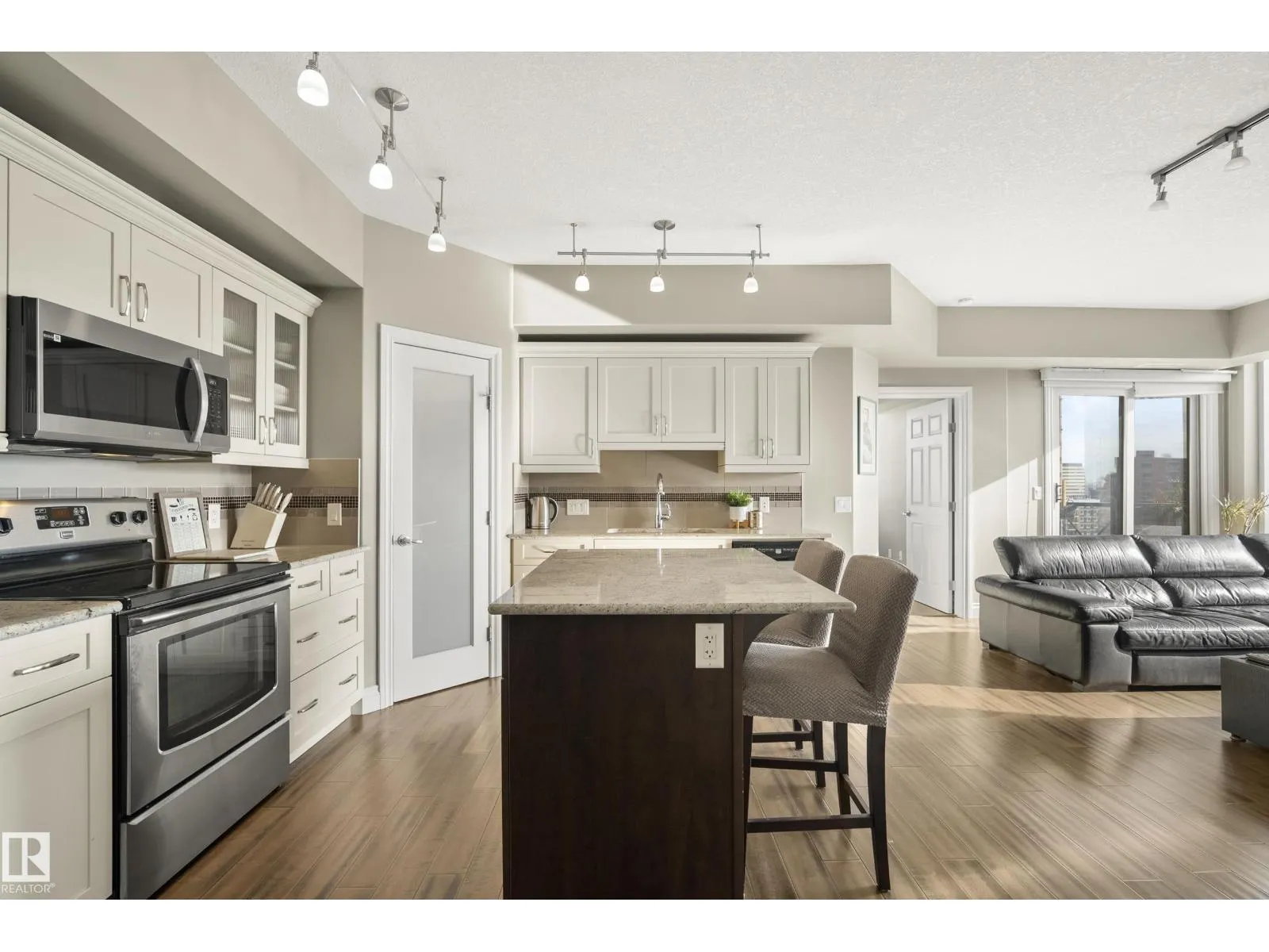 #1006 10303 111 ST NW