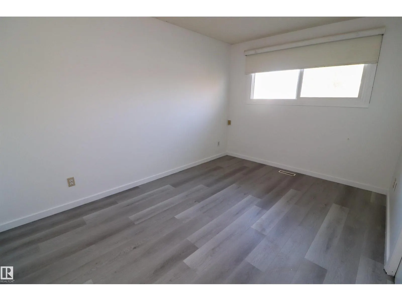10118 & 10120 121 AV NW