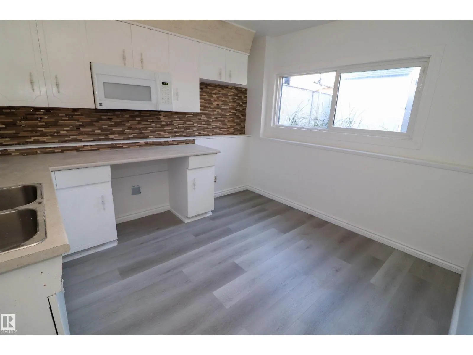10118 & 10120 121 AV NW