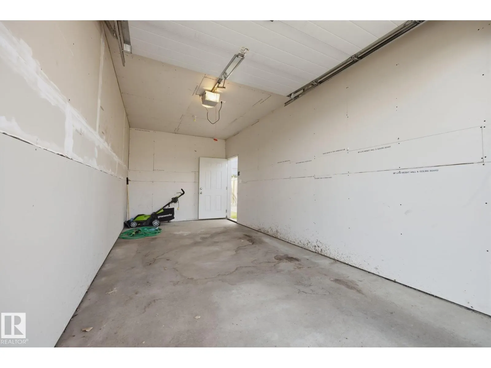 8952 81 AV NW