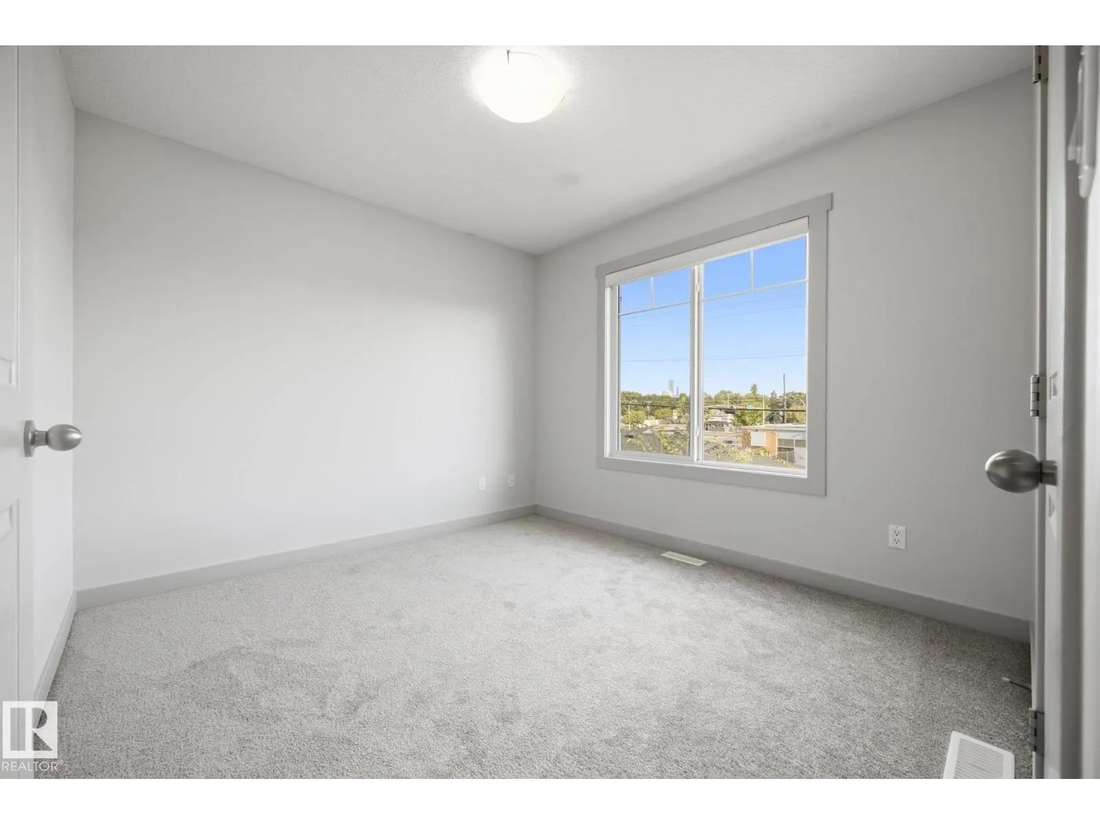 8952 81 AV NW