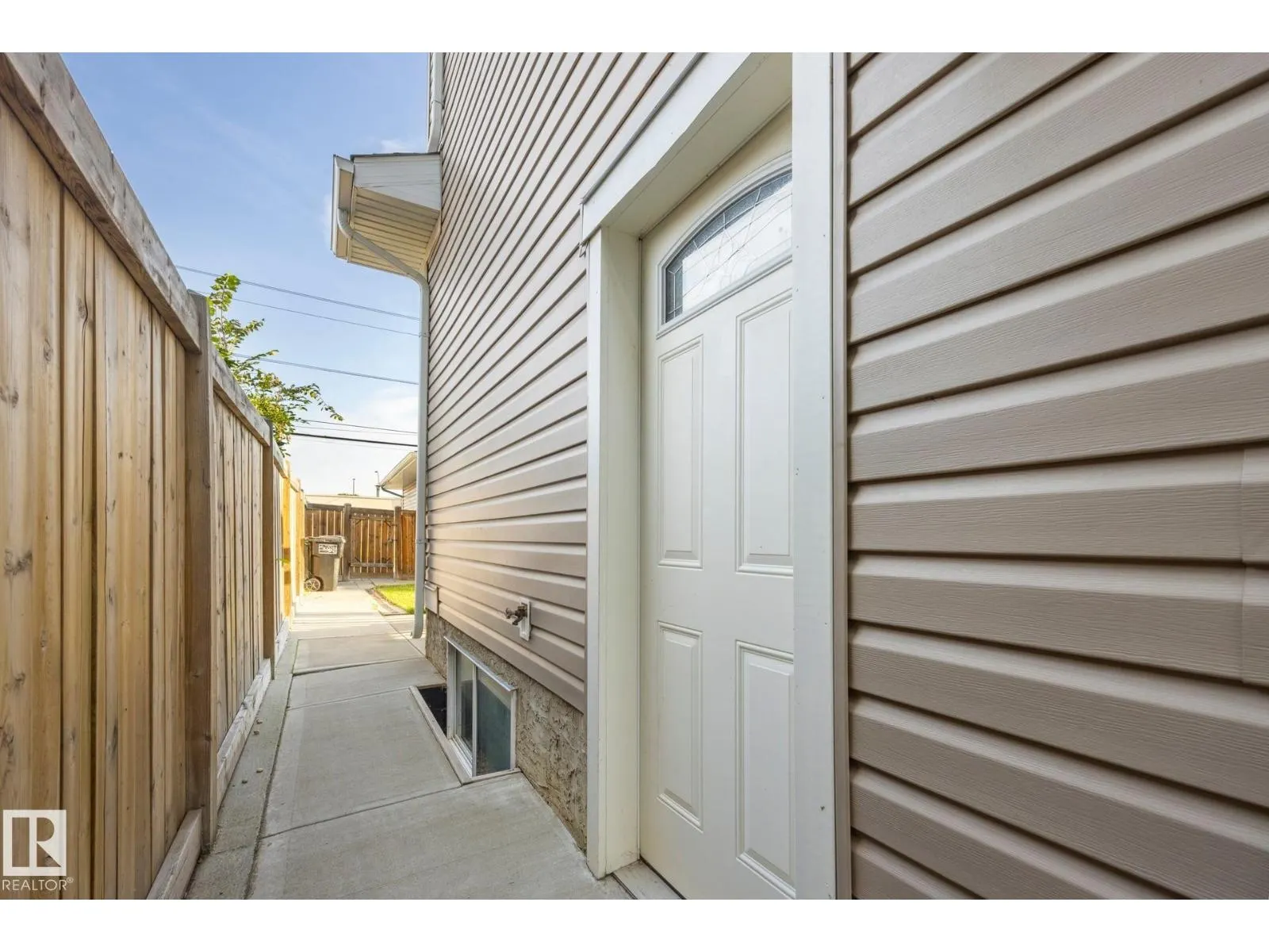 8952 81 AV NW