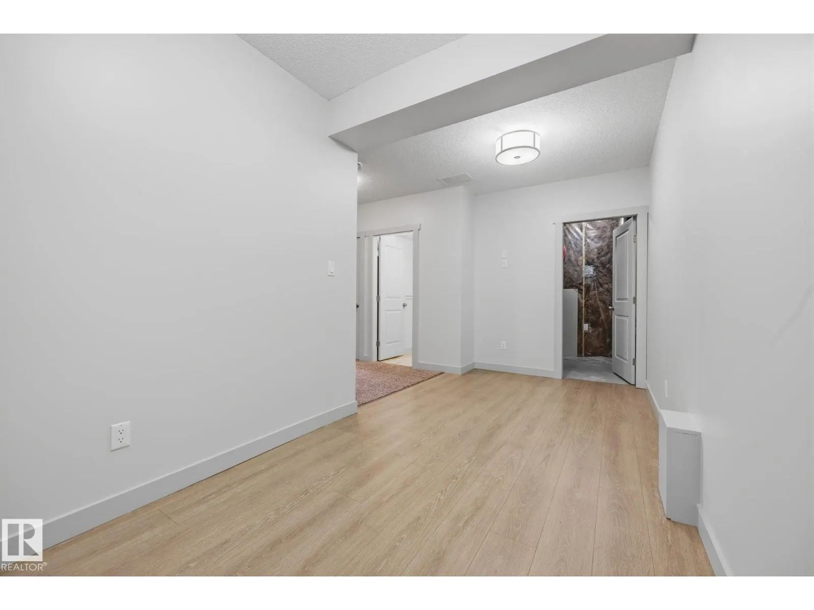 8952 81 AV NW