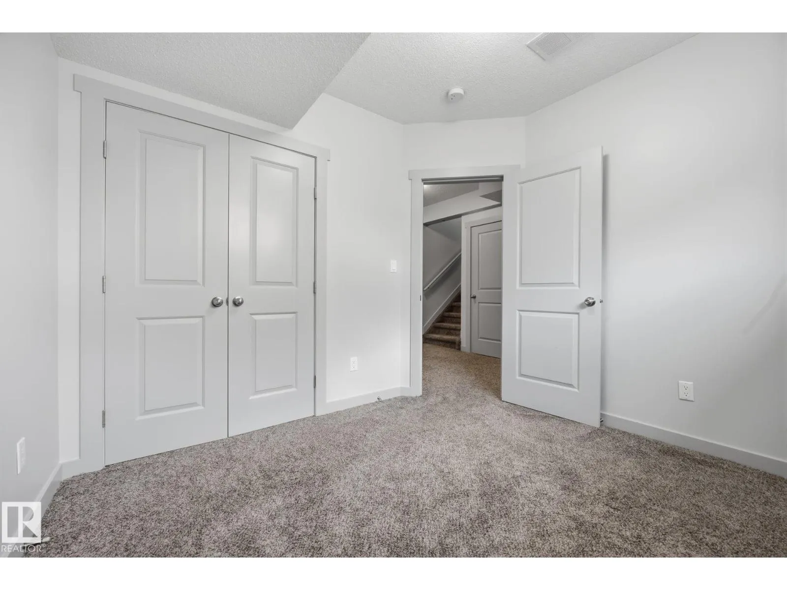 8952 81 AV NW